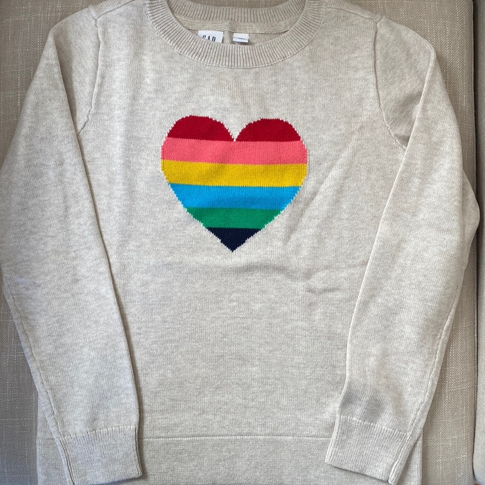 Girls Gap Kids sweater with rainbow heart. Size medium (8).